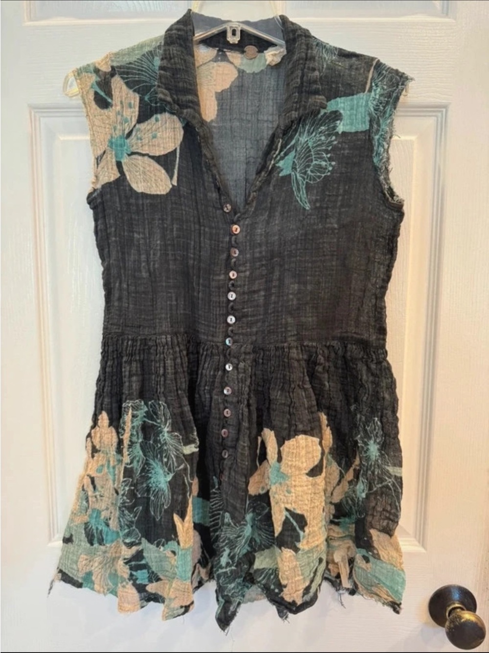 Sleeveless Floral Button-Front Tunic Top - Dark Gray with Teal & Cream